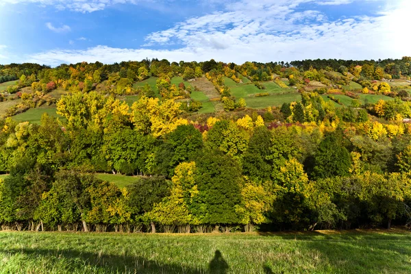 Colinas e prados no lindo vale — Fotografia de Stock