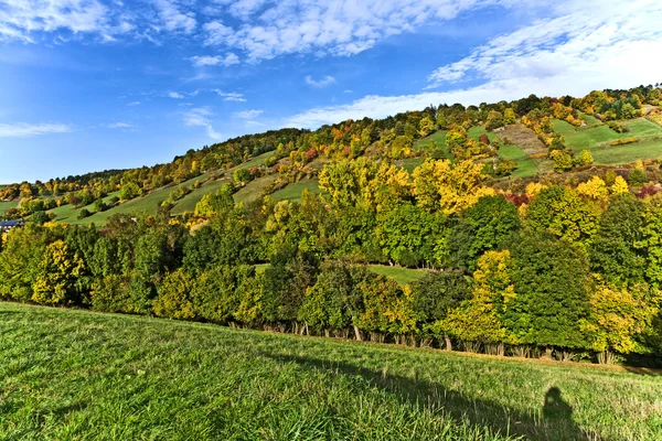 Colline e prati nella bella valle — Foto Stock