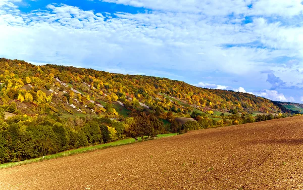 Heuvels en weilanden in de mooie vallei — Stockfoto