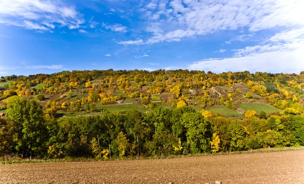 Colinas y prados en el hermoso valle — Foto de Stock