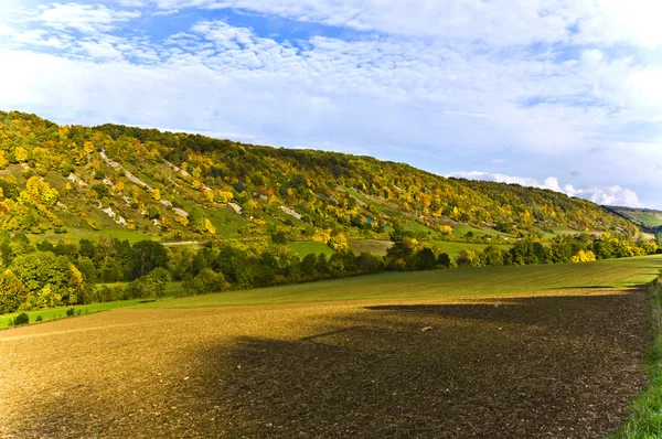 Hügel und Wiesen im lieblichen Tal — Stockfoto