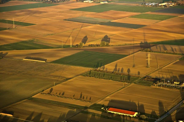 Сельский пейзаж с полями — стоковое фото