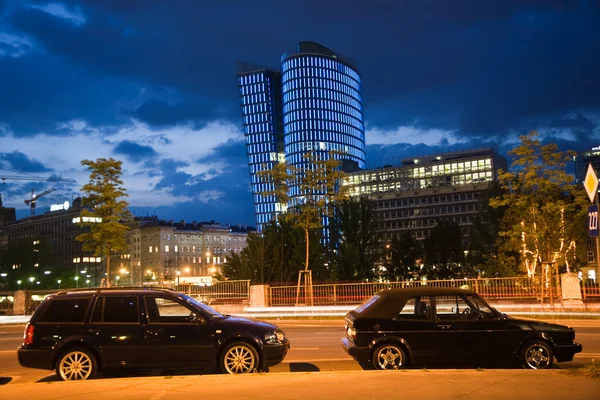 Cristal frente a la torre de la oficina por la noche — Foto de Stock