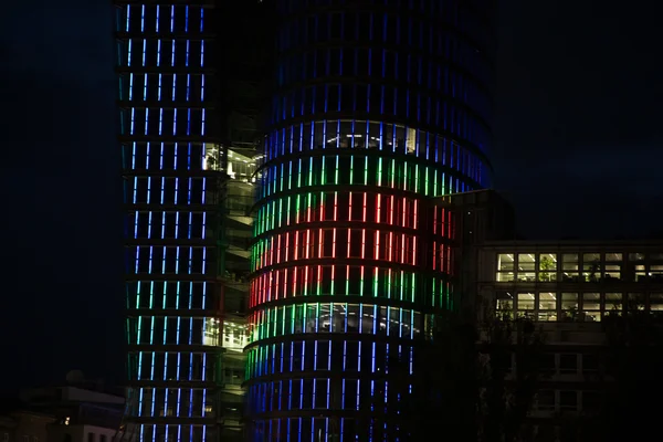 Glasfront des Büroturms bei Nacht — Stockfoto