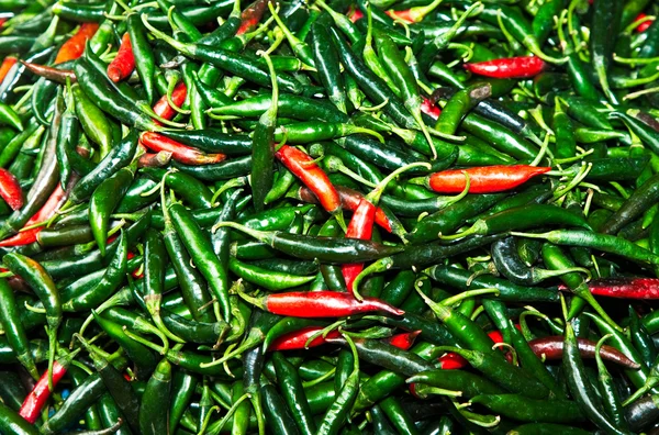 Färsk chili paprika i olika färger på ört marknaden i ban — Stockfoto