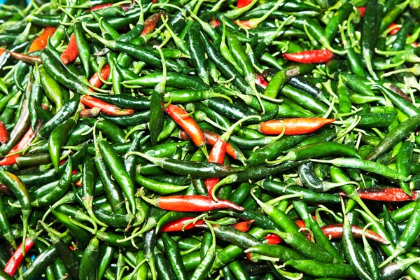 Čerstvé chilli v různých barvách na trhu byliny v ban — Stock fotografie