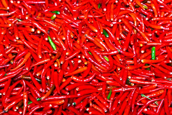 在不同的颜色在药草市场新鲜辣椒 — 图库照片