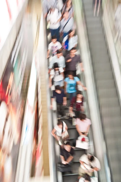 На движущейся лестнице в движении — стоковое фото