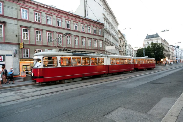 Винтажный трамвай в движении — стоковое фото