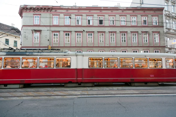 Vintage tram in Wenen in beweging — Stockfoto