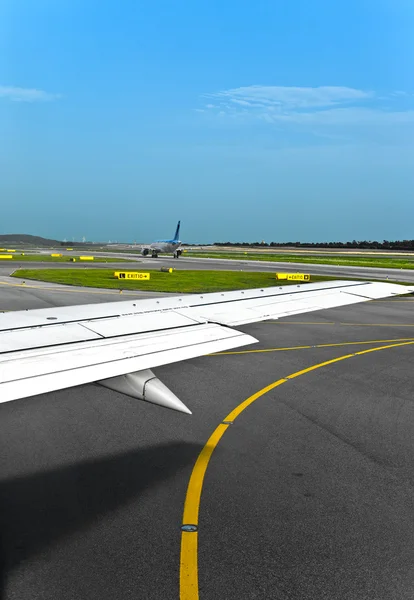Aircraft heading to runway — Stock Photo, Image
