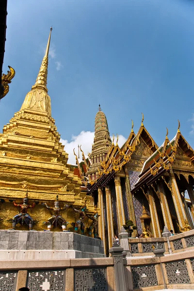Slavný chrám phra Šrí ratana chedi kryté zlatem fólie v th — Stock fotografie
