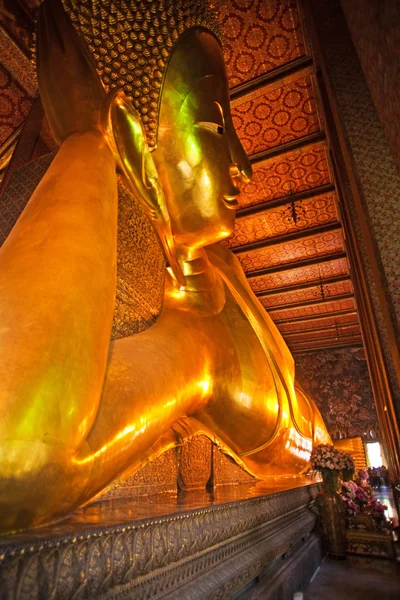 O Buda Reclinado gigante em Wat Pho, Tailândia — Fotografia de Stock