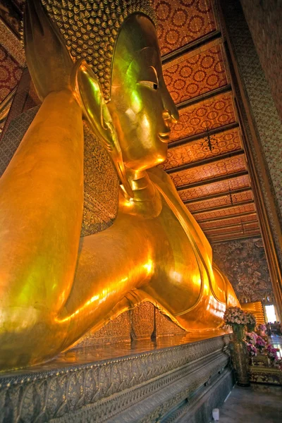 Jätte liggande buddha i wat pho, thailand — Stockfoto