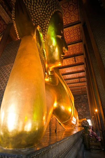 De reus liggende Boeddha in wat pho, thailand — Stockfoto