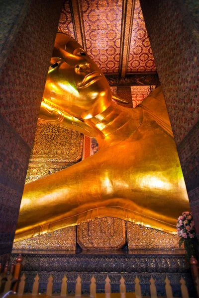 El gigante Buda Reclinado en Wat Pho, Tailandia —  Fotos de Stock
