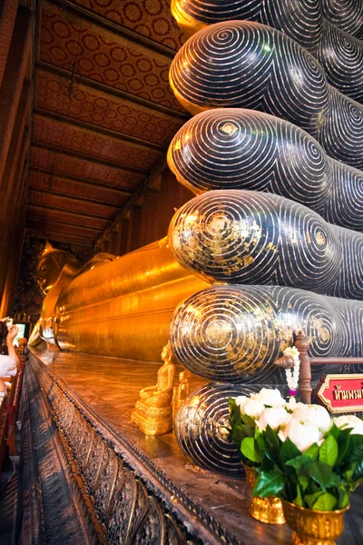 Jätte liggande buddha i wat pho, thailand — Stockfoto