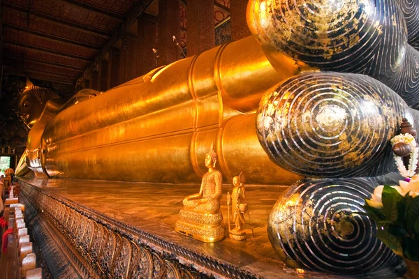 De reus liggende Boeddha in wat pho, thailand — Stockfoto