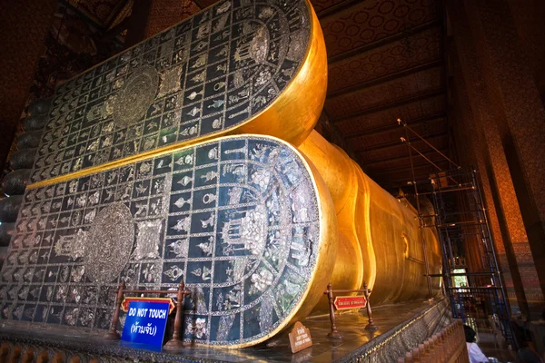 在泰国佛寺中的巨型卧佛 — 图库照片