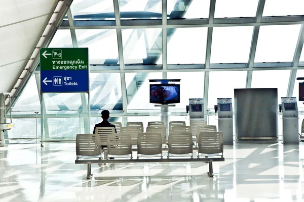 Cestující čeká na odjezd v nové letiště suvarnabhumi — Stock fotografie