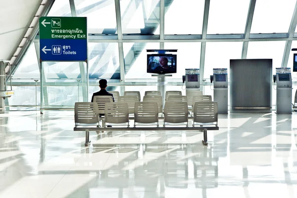 Cestující čeká na odjezd v nové letiště suvarnabhumi — Stock fotografie