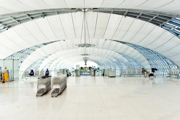 Puerta de salida y hall en el nuevo aeropuerto Suvarnabhumi en Bangk —  Fotos de Stock