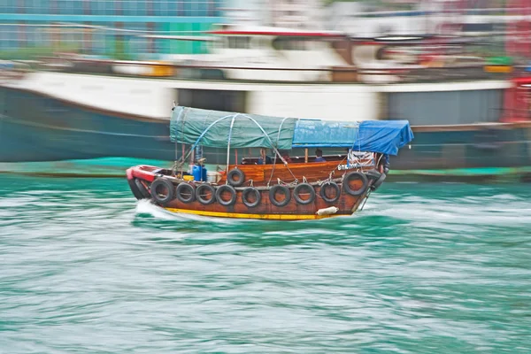 Turistas em um cruzeiro de barco com lixo de madeira tradicional em Aberde — Fotografia de Stock