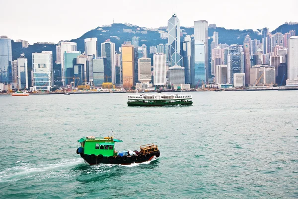Paisaje de Victoria Harbor en Hong Kong con famoso ferry estrella — Foto de Stock