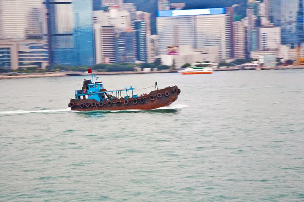 Paisaje de Victoria Harbor en Hong Kong con barcos en la ocea — Foto de Stock