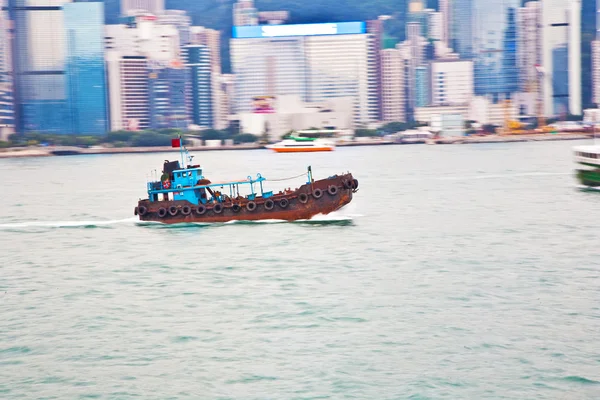 Paisaje de Victoria Harbor en Hong Kong con famoso ferry estrella — Foto de Stock