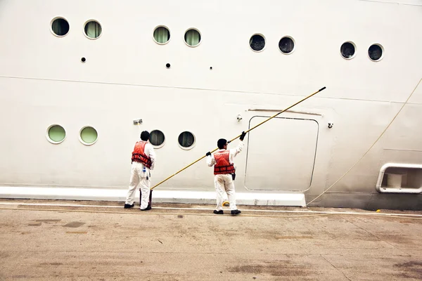 Arbeiter lackieren den Schiffskörper — Stockfoto