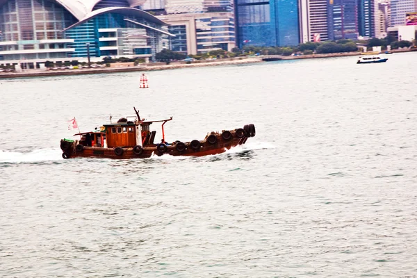 Paisaje de Victoria Harbor en Hong Kong con bote basura en el — Foto de Stock
