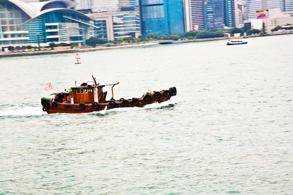 Landscape of Victoria Harbor in Hong Kong with junk boat on the — Stock Photo, Image