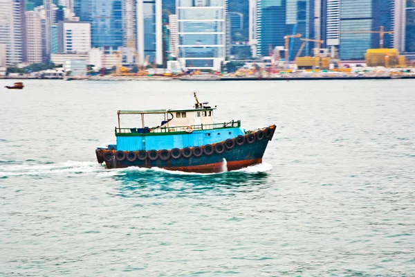 Paysage du port de Victoria à Hong Kong avecnavire de fret sur le th — Photo