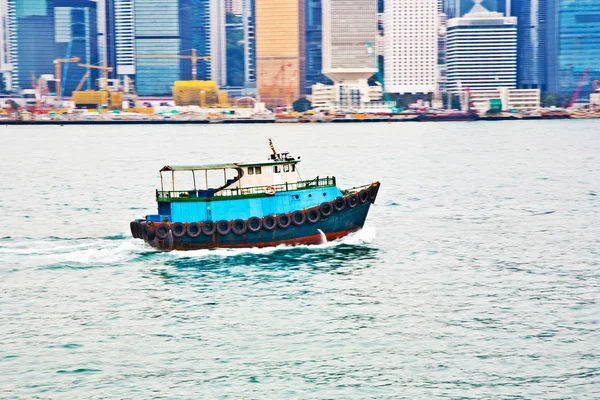 정크 보트에 홍콩에서 빅토리아 항구의 풍경에 — 스톡 사진