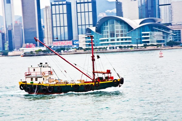 Landscape of Victoria Harbor in Hong Kong with motorboad and peo — Stock Photo, Image