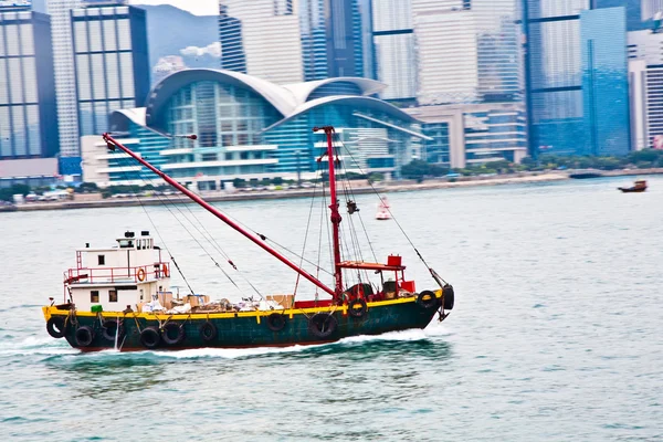 Landscape of Victoria Harbor in Hong Kong with motorboad and peo — Stock Photo, Image