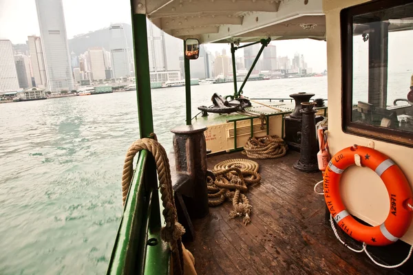 Cruzando el océano con Star Feery entre Victoria y Kowloon — Foto de Stock