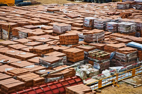 Rote Ziegel auf Baustelle am Kottbusser Tor — Stockfoto