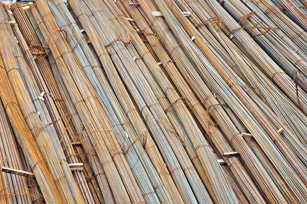 Armadura de hierro en un lote de construcción para la estabilización del hormigón —  Fotos de Stock