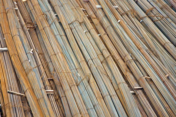 Blindagem de ferro em um lote de construção para estabilização de concreto — Fotografia de Stock