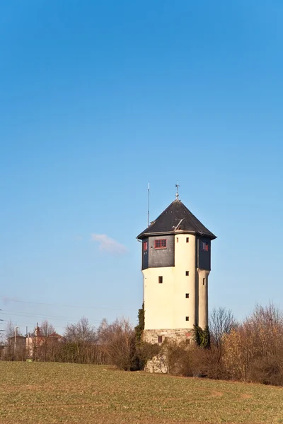 Gamla vattentornet i vackert landskap med blå himmel — Stockfoto