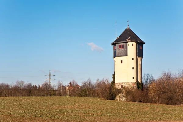 Antigua torre de agua en hermoso paisaje con cielo azul —  Fotos de Stock