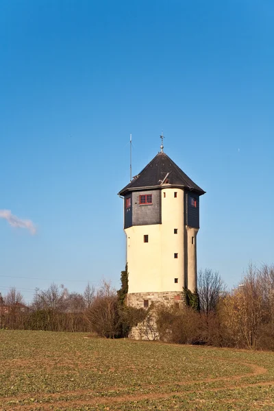 Oude watertoren in prachtige landschap met blauwe hemel — Stockfoto