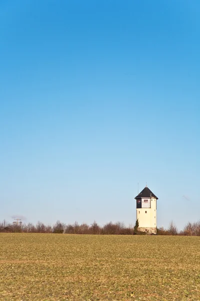 Güzel manzara mavi gökyüzü ile eski su kulesi — Stok fotoğraf