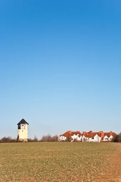 Oude watertoren in prachtige landschap met blauwe hemel — Stockfoto