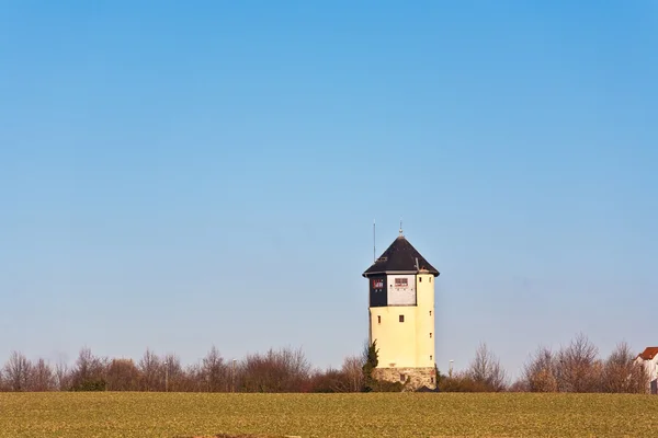 Alter Wasserturm in schöner Landschaft mit blauem Himmel — Stockfoto