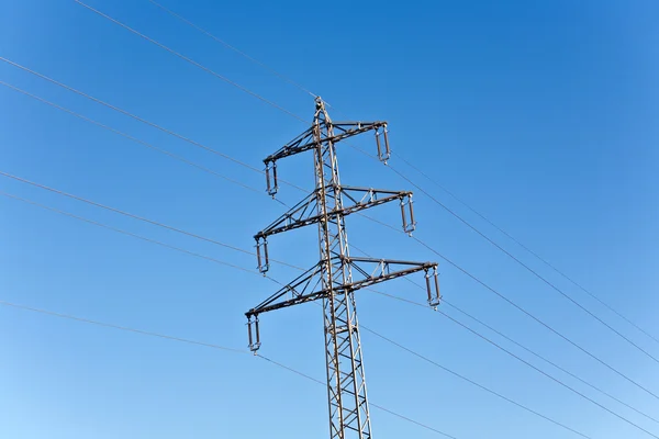 Electricidad torre de alto voltaje con cielo azul — Foto de Stock