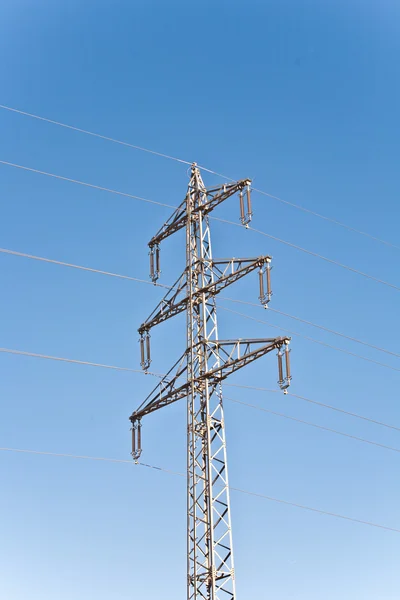 El högspänning tower med blå himmel — Stockfoto