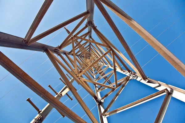Eletricidade torre de alta tensão com céu azul — Fotografia de Stock